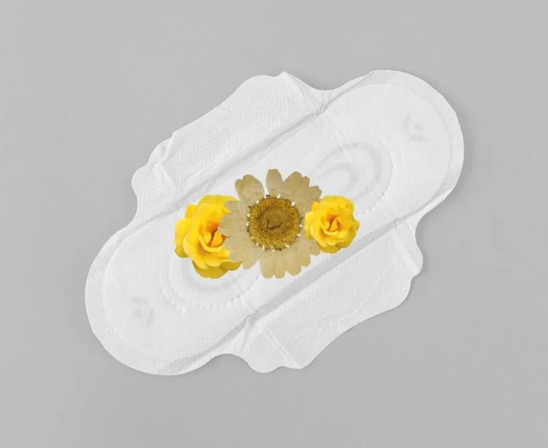 Montagem de um absorvente externo com flores amarelas