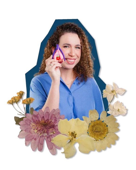 Montagem da médica segurando um modelo anatômico, com flores
